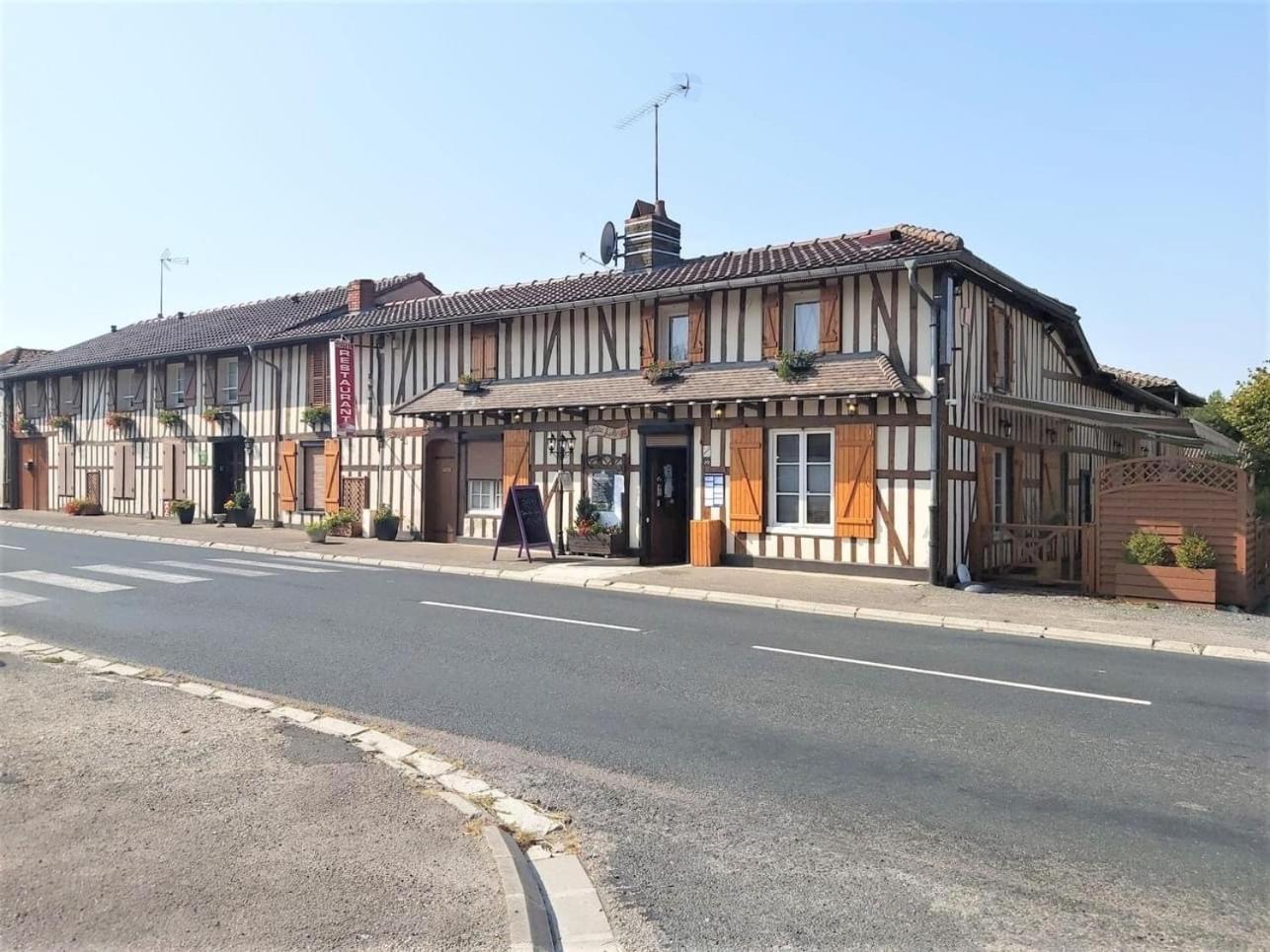 La Petite Auberge Chatelraould-Saint-Louvent Zewnętrze zdjęcie